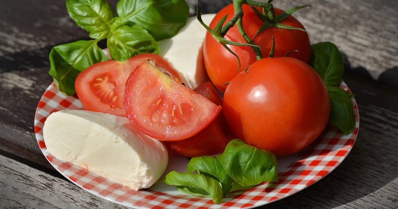 Bruschetta apéritive aux tomates et basilic : la recette fraîche et facile qui épate vos invités